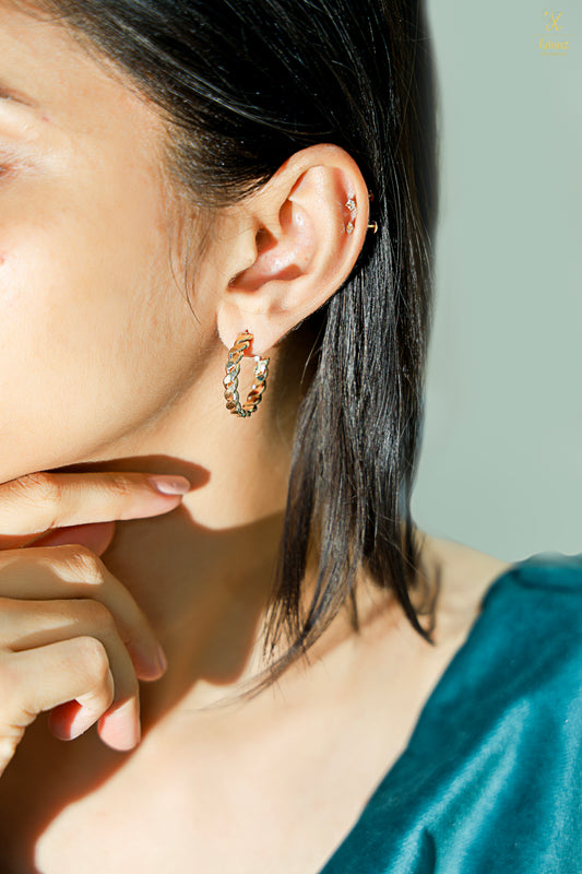 Minimal Twist Hoop Earring