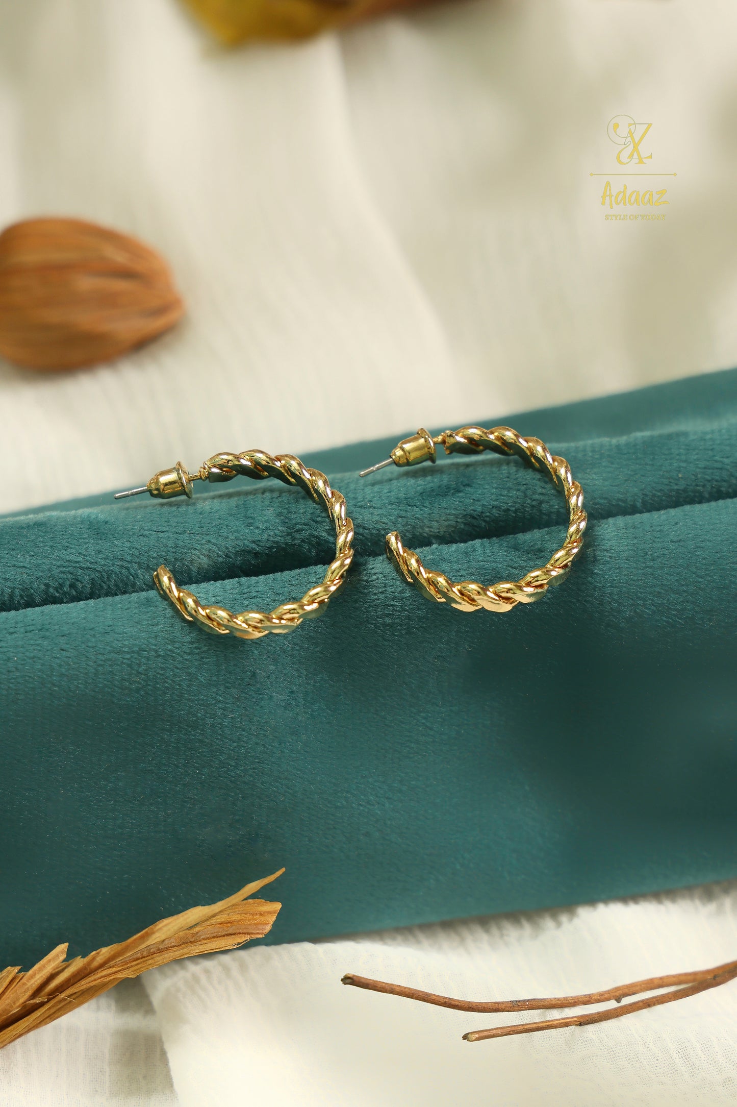 Minimal Twist Hoop Earring